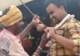 Hindistonlik yigitga kobra ilon bilan birga suratga tushish juda qimmatga tushdi фото