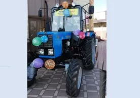 100 yoshli Olmaliqlik urush faxriysiga traktor sovg‘a qilindi (foto) фото