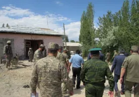 Janjalda uch xonadonda yong‘in chiqqan. Bosh vazir bu uylar qisqa muddatda tiklab berilishini aytdi фото