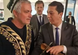 Joze Mourinoga zarbof chopon va do‘ppi kiygizildi фото