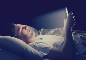 Yostiq tagidagi telefon xavfli emas, ammo … фото