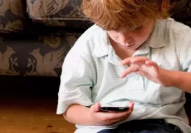 Bolalarni tinchlantirish uchun smartfon berilishi noto‘g‘ri ekani tushuntirildi фото