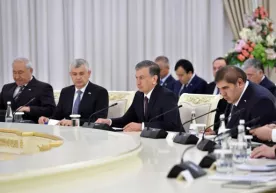 Mirziyoyev va Toqayev muzokaralarni kengaytirilgan tarkibda davom ettirdi фото