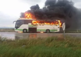 Греция шимолида йўловчи автобусни чақмоқ урди (видео) фото