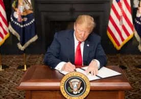 Президент Трамп Хитойни дарғазаб қилган қонунни имзолади фото