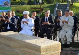 Shavkat Mirziyoyev Shahidlar xotirasi xiyobonidagi xotirlash marosimida ishtirok etdi (foto) фото