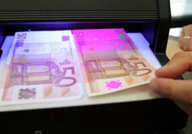 Rossiyada dollar kursi 61 rublga, evro esa 76 rublga tushdi фото