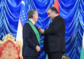 Shavkat Mirziyoyev Tojikistonning yuksak davlat ordeni bilan mukofotlandi фото