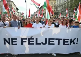 Vengriyada minglab fuqarolar mamlakat yetakchisi Viktor Orbanga qarshi namoyishlar uyushtirdi фото
