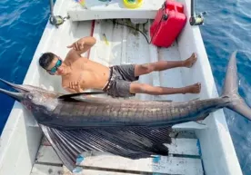 Meksikalik baliqchi o‘zidan ham katta baliq tutib oldi (foto) фото