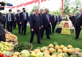 Shavkat Mirziyoyev Emomali Rahmon hamrohligida “Vaxdati millat” bog‘iga tashrif buyurdi фото