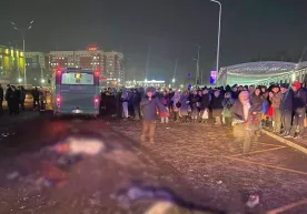 Olmaotada avtobus haydovchisini urib, fojiali YTH sababchisi bo‘lgan yo‘lovchiga hukm o‘qildi фото