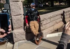 Qurollangan amerikaliklar to‘rtta shtatdagi parlament binolari qarshisida to‘plandi (video) фото