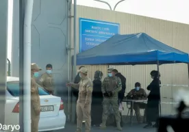 Зангиотадаги COVID-19 касалхонаси олдида маййитларни олиб кетиш учун юзага келган навбат видеоси тарқалди фото