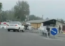 Bunaqasini ko‘rmagansiz: Cobalt poyezd harakatidan bir soniya avval temir yo‘lni kesib o‘tdi (video) фото
