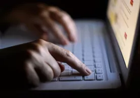 Нью-Йоркда Махфий хизмат ходимининг машинасидан унинг ноутбукини ўғирлаб кетишди фото