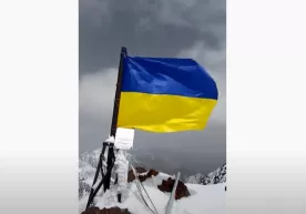Путин номидаги чўққида Украина байроғи кўтарилди фото