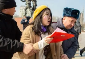 Бишкекда аёлларга нисбатан зўравонликка қарши митинг ўтказган аёллар қўлга олинди фото