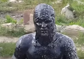 ​Мазутли бассейнга сакраган эркак (Видео) фото