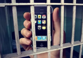Мобиль телефонларни тушёнка банкалари орқали маҳбусларга етказишга уринишди (видео) фото