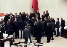 Туркияда депутатлар давлат бюджети муҳокамасида муштлашди (фото) фото