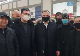 Польша президенти Ўзбекистон фуқаролари турган ҳудудга келди фото