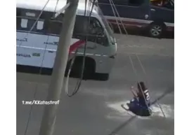 Koʻchada telefonda gaplashib, oyogʻining tagiga qaramaydiganlar uchun (video) фото
