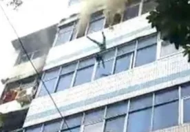 Ўткинчилар юқори қаватдан ташланган 2 болакайни тутиб олишди (Видео) фото