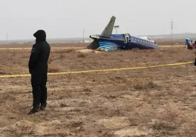 Ozarboyjon hukumati: Azerbaijan Airlines samolyoti qurol ta'siridan soʻng qulagan фото