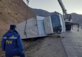 Qamchiq dovonida yuk mashinasi handaqqa tushib ketdi (foto) фото