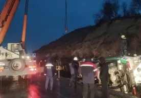 Қамчиқ довонида юк машинаси йўл четига ағдарилиб кетди фото