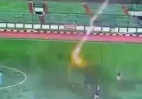 Indoneziyada futbolchini o‘yin payti chaqmoq urdi (video) фото