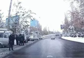 Poytaxtda yo‘lovchilarni eltayotgan «marshrutka» to‘nkarilib ketdi фото