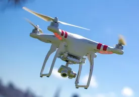 Dronlardan noqonuniy foydalanganlik uchun javobgarlik liberallashtirilmoqda фото