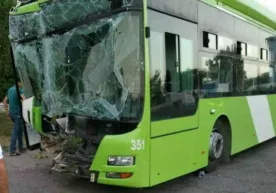 Avtobusning daraxtga urilishi aks etgan video e’lon qilindi (video) фото