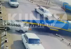 Jazzaxda poyezd va avtomobil to‘qnashuvi qanday sodir bo‘lgan edi? (video) фото