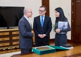 Komil Allamjonov va Saida Mirziyoeva AQShning Oʻzbekistondagi elchisi bilan uchrashdi фото