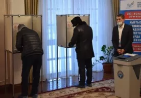Қирғизистонда президент сайловлари ва референдумнинг дастлабки натижалари эълон қилинди фото