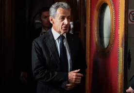 An electronic bracelet was worn on the former president of France фото
