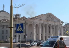 Rossiyalik harbiylar Chernihiv shahri markazidagi drama teatriga raketadan zarba yo‘lladi фото
