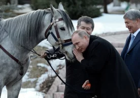 Атамбаев Путинга арғумоқ совға қилди (Фото) фото