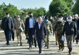 Шавкат Мирзиёев Сирдарёда уйига қайтган одамлар билан мулоқот қилди (фото) фото