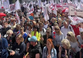 Польшада ўқитувчилар иш ҳақини оширишни талаб қилиб намойишга чиқди фото