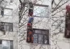 Қозоғистонда ёнаётган 5 қаватли уйдан болани қутқариш жараёни видеога олинди фото