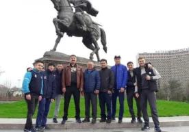 Uzbek Tigers рақиби Astana Arlans Амир Темур ҳайкали фонида расмга тушди фото