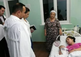 Mercedes-Benz haydovchisi piyodalar yoʻlakchasida bola koʻtargan ayolni urib ketdi (video) фото