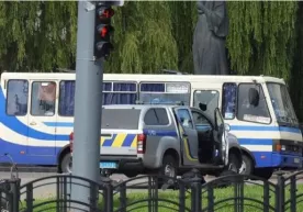 Украинада қуролланган эркак йўловчилари бўлган автобусни гаровга олди (видео) фото