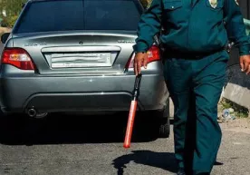 Sirdaryolik mast haydovchi YHX inspektorini avtomashinasida sudradi фото