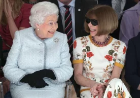 Qirolicha Yelizaveta II moda haftaligiga tashrif buyurib hammani hayratga soldi (foto) фото
