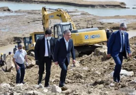 Prezident Sardobada olib borilayotgan ishlarni va aholiga yetgan zararni ko‘zdan kechirdi фото